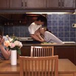 彼女に隠れてこっそり乳首責めされるスリル＆快感がヤバいプレイを堪能できるアダルト動画！