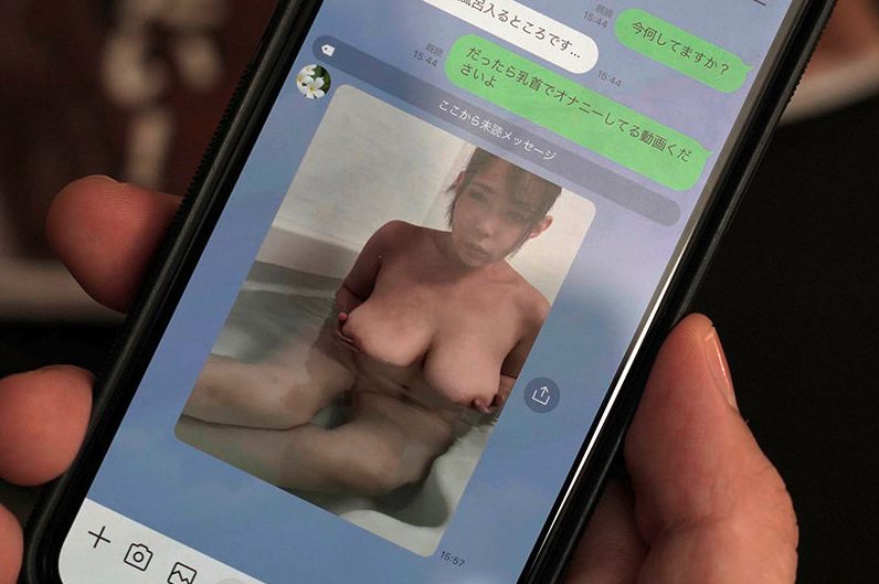 LINEを使った乳首調教のシーン
