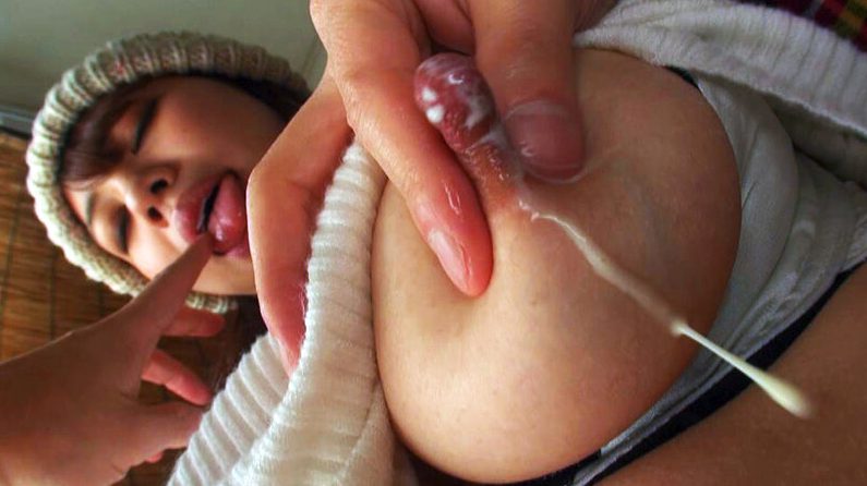 ムギュッと乳首を搾ると滴る母乳がエロい！