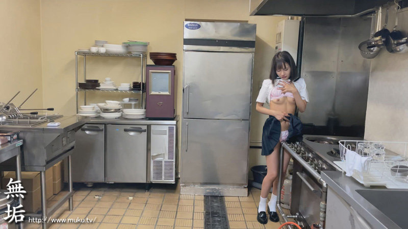 厨房でのオナニーが独特のエロス漂う激シコシーン