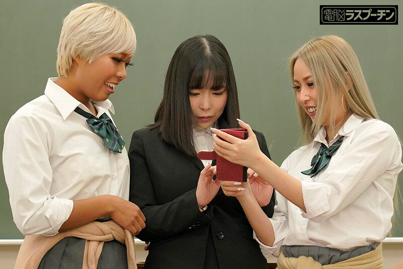 エッチな裏垢が女子生徒にバレて弱みを握られる女教師