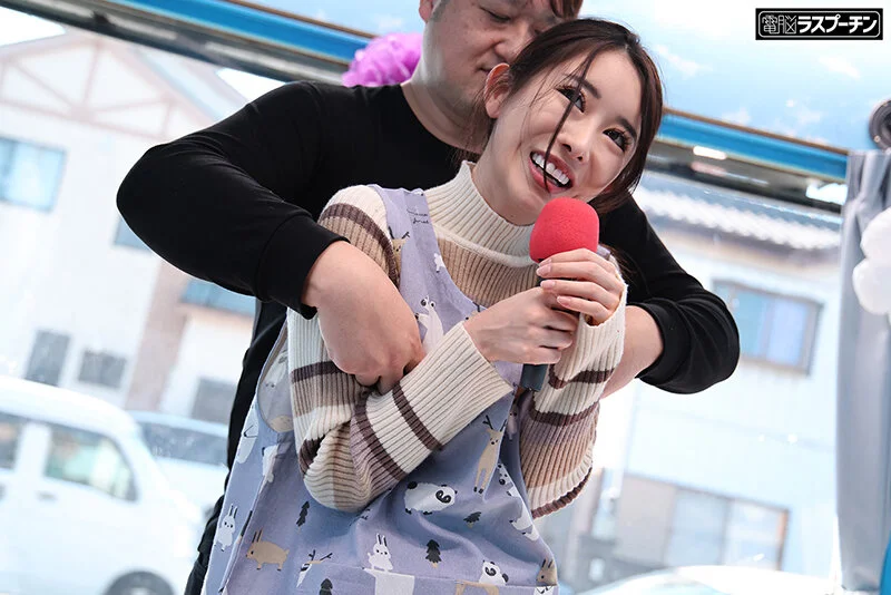 2人目の保母さんが乳首カラオケに挑戦！