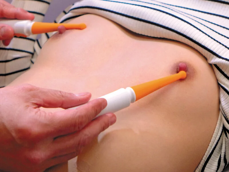 【赤名いと】ピンポイントローターで両乳首同時責めプレイ