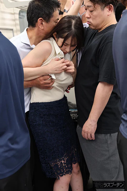 【二羽紗愛】電車内で洋服越しの爆乳揉みしだき