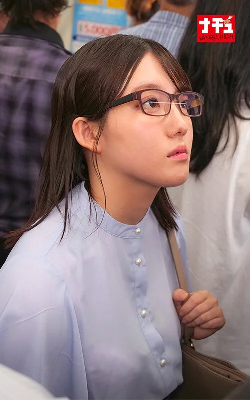 隠れ巨乳のメガネっ娘