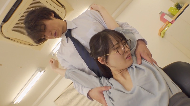 同僚OLのストレッチをお手伝い