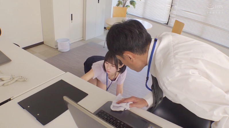 モノを拾う姿勢での乳首チラ見えシーン